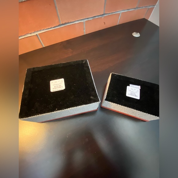 Small: W: 6.5in L: 2.5in Large: W: 8.5in L: 3.5in two orange top containers - Picture 2 of 4